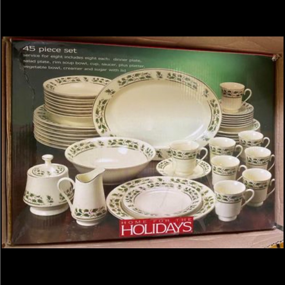 Antique (New) Home for the Holidays by HOLLY HOLIDAY dinnerware set 45 pieces